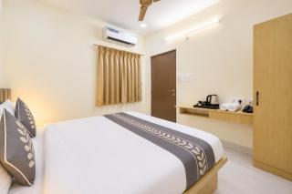 Hotel Classic Shine Luxury Rooms Green Hills Road, Kukatpally - 4