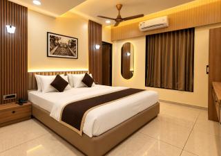 Hotel 9 Square Rajkot - Near Synergy Hospital - 8