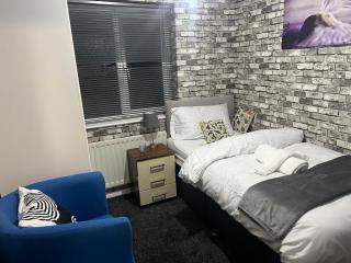 Ella's Place Stylish 4 bed House - 6