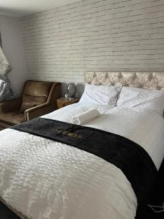 Ella's Place Stylish 4 bed House - 8