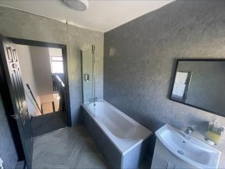 Modern Home with Free Wifi & Parking - Wingate - 4