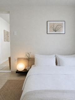A quiet house where sunlight lingers , A house where you can experience everyday life in Korea , 5 min to airport bus , 8 min to Gangnam Station , Yeoksam Station - Seúl - 0