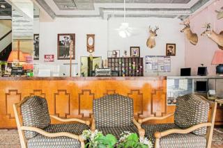 OYO Historic Cameron Hotel Brownsville I-69E - 6