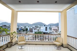 Hill view Homestay 4 Bedrooms And Living Area - 1