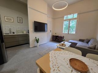 Stone House - 2BD - 6 PPL - Shookroon Group - 4