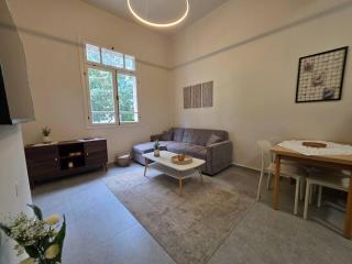 Stone House - 2BD - 6 PPL - Shookroon Group - 3
