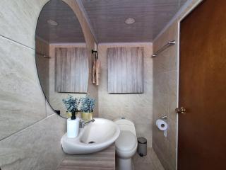 Spacious house,4BR - self checkin - 2 parking lots - 9