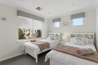 Executive 3BDR Coastal Home in Hillarys - Perth - 7