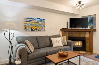 3BR | Valhalla | Village Location | Communal Hot Tub | Gas Fireplace | Parking - 8
