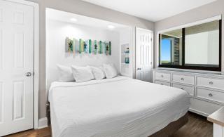 Gulf-front condo with balcony overlooking beach & water - hardwood floors - Destin - 4