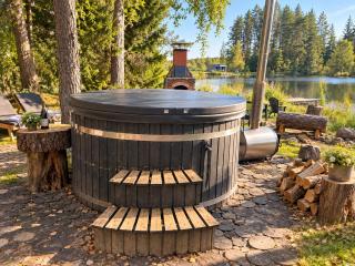 Dragon Treehouse with Hot Tub, Sauna, Private Lake & Deer Park - 3
