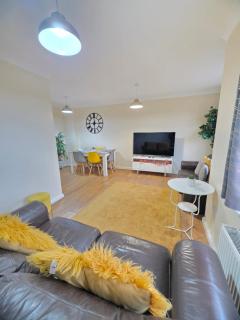 Dartford Cosy and Spacious 3BR 4 beds, superfast Wifi driveway and plenty free parking M25 j 1 Tilbury Bluewater Family Contractors Teams Friends Relocation Emergencies - 0