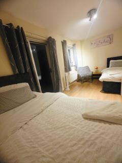 Dartford Cosy and Spacious 3BR 4 beds, superfast Wifi driveway and plenty free parking M25 j 1 Tilbury Bluewater Family Contractors Teams Friends Relocation Emergencies - 1