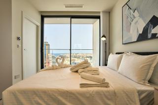 Luxury Apartment with Panoramic Sea views in Mercury Towers - 3