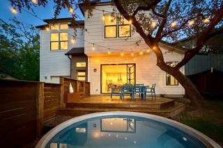 Casa Cinco, 3 Kings, Sleeps 12, Pool Near SoCo - 0