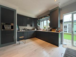 Homely 2BDR Bray Retreat with Office and Garden - 9