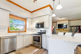 220 Snowbridge w/ Free Shuttle to Village - 2