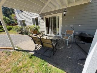 Bright Garden-Level 2BR Retreat - 8
