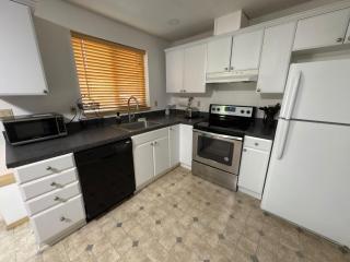 Bright Garden-Level 2BR Retreat - 4