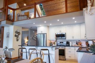 The Overlook, Luxury Lakeside Home with Dock - 4