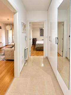 Stylish Apartment with Balcony & Free Parking - 8