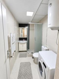 Stylish Apartment with Balcony & Free Parking - 7