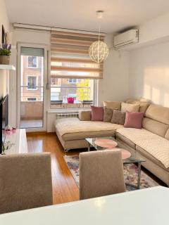Stylish Apartment with Balcony & Free Parking - 0