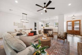 Cozy sassy and fun NEW modern farmhouse - 8