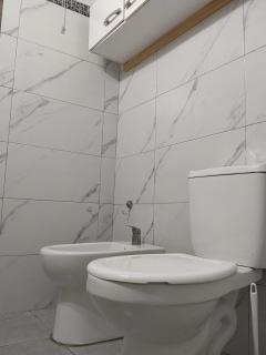 Casa con amplios espacios y baño privado - 3