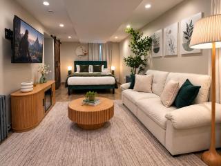 Studio Near Wrigley • Sleeps 4 • Games • Fireplace - 0