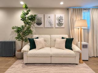 Studio Near Wrigley • Sleeps 4 • Games • Fireplace - 6