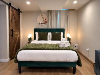 Studio Near Wrigley • Sleeps 4 • Games • Fireplace - 5