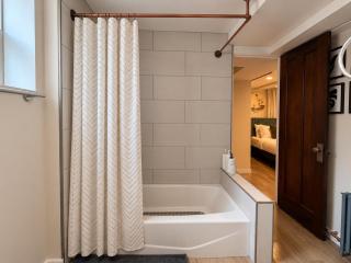 Studio Near Wrigley • Sleeps 4 • Games • Fireplace - 4