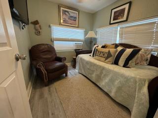 3 min to Beach 3BR House Fenced Backyard Patio Lounges Grill Dining Table Bar Area Firepit!! - 3