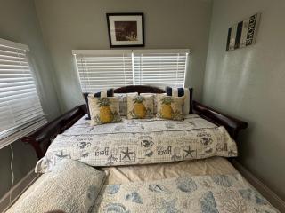 3 min to Beach 3BR House Fenced Backyard Patio Lounges Grill Dining Table Bar Area Firepit!! - 1