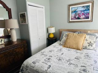 3 min to Beach 3BR House Fenced Backyard Patio Lounges Grill Dining Table Bar Area Firepit!! - 8