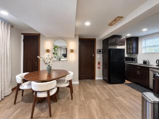 Studio Near Wrigley • Sleeps 4 • Games • Fireplace - 3
