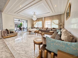 Apartment Private Patio Bd Ghandi - 2