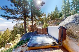 Dog-friendly mountain retreat with private hot tub fireplace & views sleeps 8 - Stateline - 0