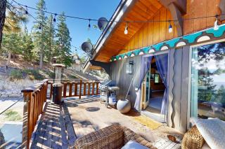 Dog-friendly mountain retreat with private hot tub fireplace & views sleeps 8 - Stateline - 5