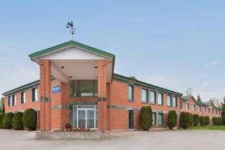 Travelodge by Wyndham Rigaud - 9