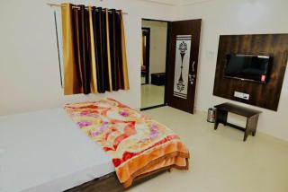 Hotel CHAND RAM 966o9o1oo6 just 450mtr From shreenathji temple By SK - 2