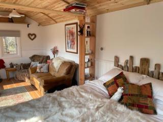 Shepherd's Hut Gwedhek Barn - 8