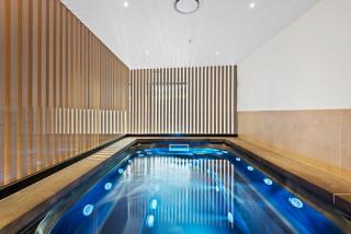 Executive 2-Bed Apartment with Views, Gym and Pool - 9