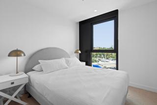 Executive 2-Bed Apartment with Views, Gym and Pool - 8