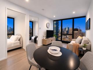 Skyline Suites - Floor-to-Ceiling Views, Level 38 - 6
