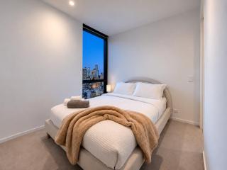 Skyline Suites - Floor-to-Ceiling Views, Level 38 - 5