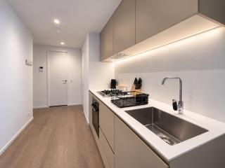 Skyline Suites - Floor-to-Ceiling Views, Level 38 - 3