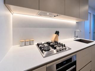 Skyline Suites - Floor-to-Ceiling Views, Level 38 - 2