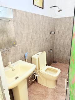 Randew Guest House And Family Restaurant - 1